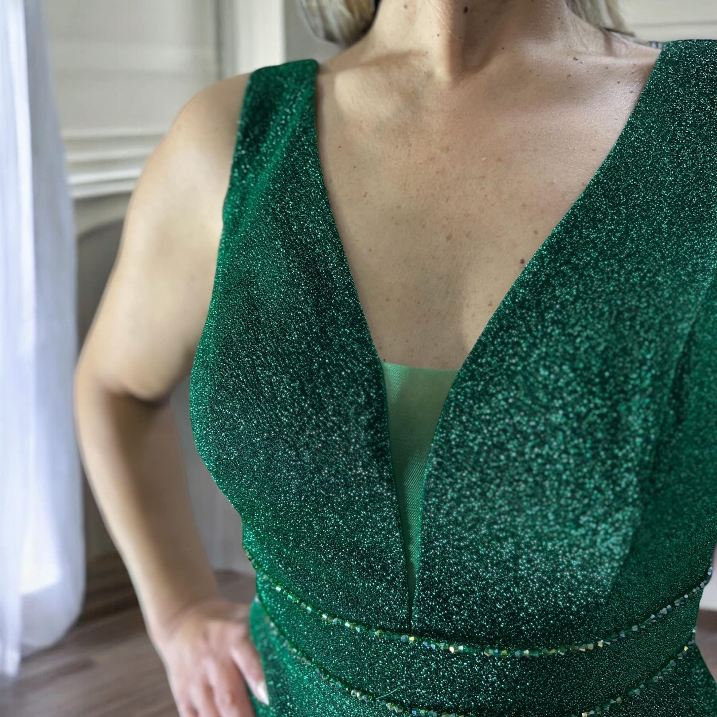 Vestido de Gala Largo con Brillos Sutiles y Escote en V - Imagen 3