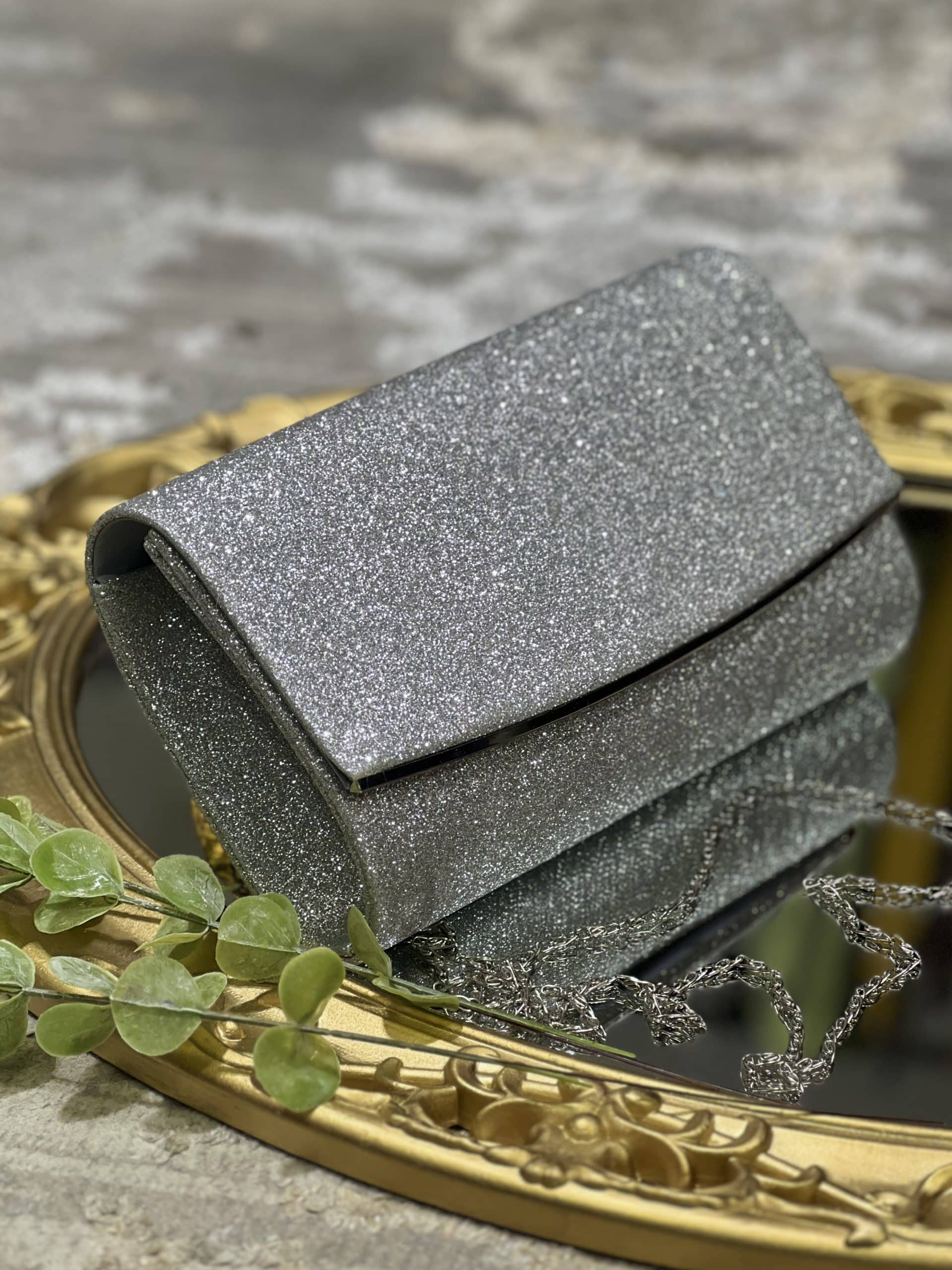 Un clutch plata es un infaltable en tu armario