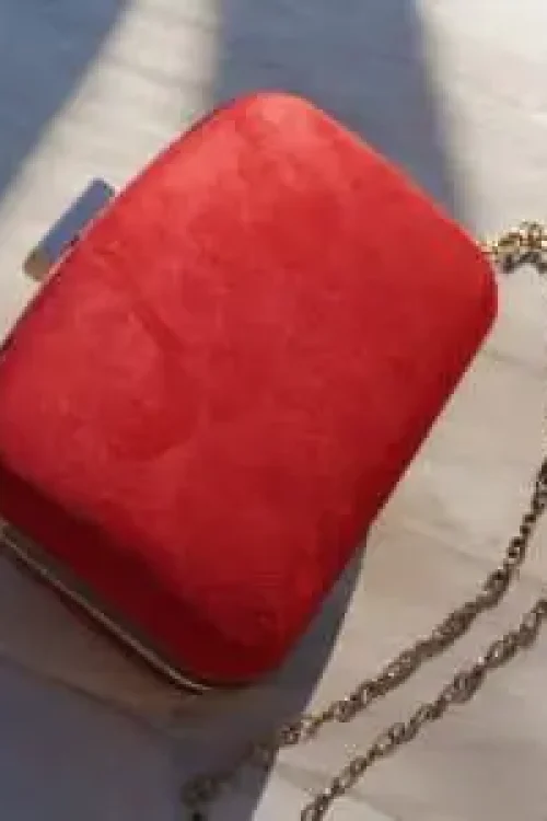 Clutch metálico rojo símil gamuza con borde dorado